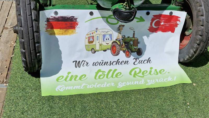 Abschiedsbanner für die beiden Abenteurer aus Oberotterbach. Foto. rw. 