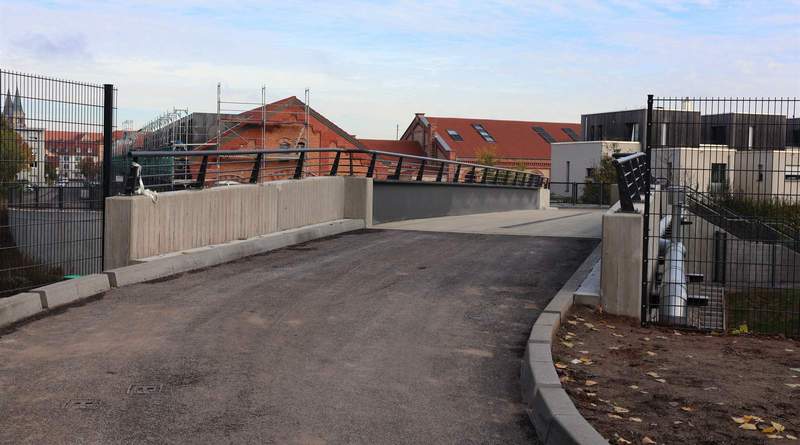 Die neue Brücke über die Gleise zwischen der Merowinger- und der Hartmannstraße. Foto. Stadt. LD. Frei. 