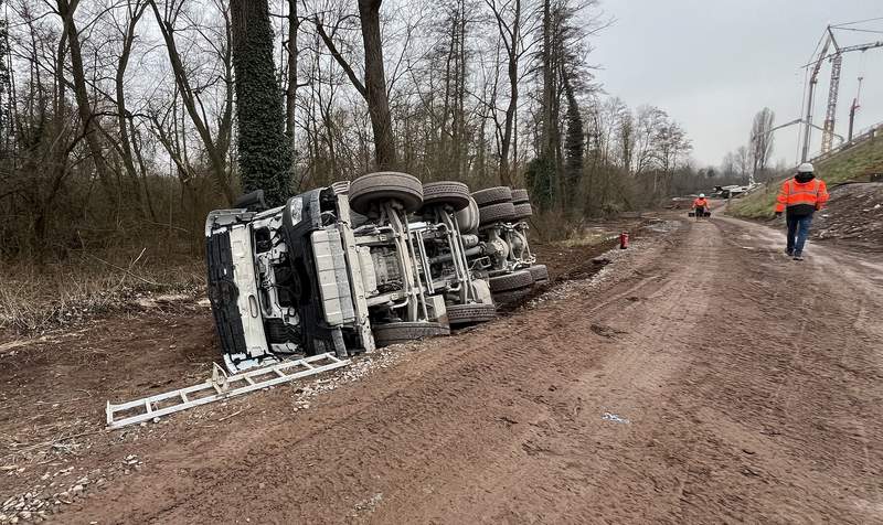 Beim Rangieren an der Baustelle umgekippt. Betonlaster in Godramstein.
