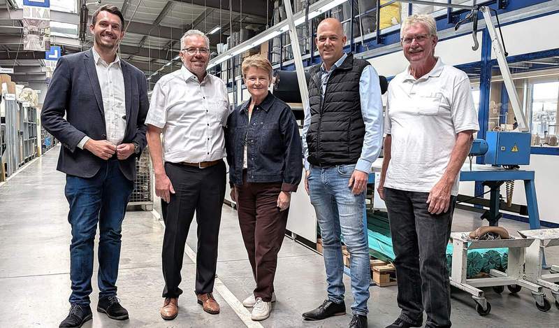 Martin Brandl hat seine Reihe der Unternehmensbesuche fortgesetzt und war dieser Tage bei der SKA-Sitze-GmbH in Wörth. Von links. Tim Wiedemann, Hauptgeschäftsführer der IHK Pfalz, Klaus Ade, Geschäftsführer der SKA-Sitze-GmbH, Kreisbeigeordnete Anette Kloos mit Landrat Martin Brandl und dem Ortsvorsteher von Wörth, Helmut Wesper. Foto. Kreis GER. Farrenkopf. Pressefrei.