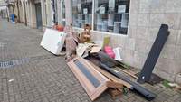 Endlich weg. Vor einer Woche einfach vor dem 1. Advents-WE vor der Tür abgelegt. Eine Sperrmüll-Abholung ist nicht beantragt. Und das inmitten der FuZo. Die VG-Verwaltung hat rasch reagiert. Heute, am Vorabend der Eröffnung des Weihnachtsmarktes wurde der Müll entsorgt. Von der Person, die ihn dort vor einer Woche abgelegt hat. Foto. rw. 