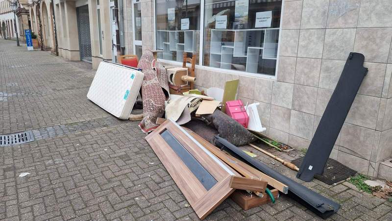 Endlich weg. Vor einer Woche einfach vor dem 1. Advents-WE vor der Tür abgelegt. Eine Sperrmüll-Abholung ist nicht beantragt. Und das inmitten der FuZo. Die VG-Verwaltung hat rasch reagiert. Heute, am Vorabend der Eröffnung des Weihnachtsmarktes wurde der Müll entsorgt. Von der Person, die ihn dort vor einer Woche abgelegt hat. Foto. rw. 