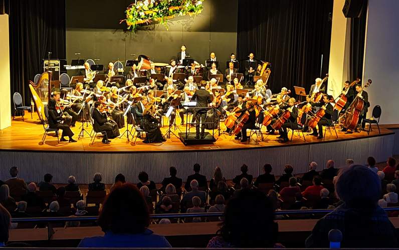 Das SAP-Sinfonie-Orchester spielte in der Stadthalle GER zum Neujahrskonzert des Landkreises GER auf.