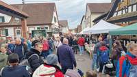 Ein fulminanter Auftakt des heute gestarteten Federweißen-Festes in Dierbach. Schon am Beginn der Festmeile war die Hauptstraße stark frequentiert. Foto. rw. 