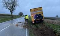 Der Paket-Fahrer musste einem entgegenkommenden Pkw ausweichen. Not-Stopp im Straßengraben. Die Straße zwischen Steinfeld und BZA ist extrem kurvenreich. 