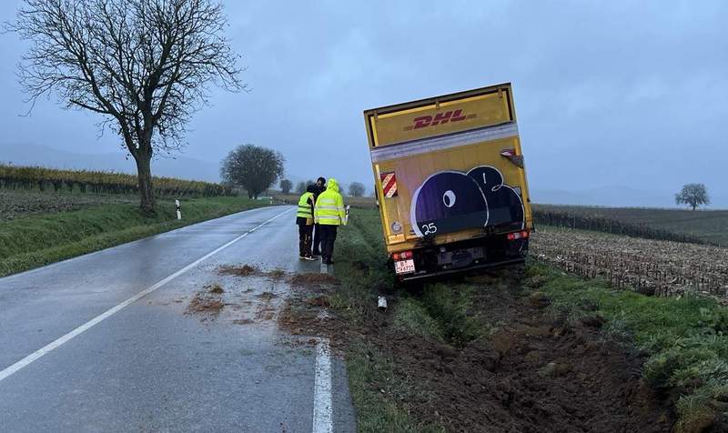 Der Paket-Fahrer musste einem entgegenkommenden Pkw ausweichen. Not-Stopp im Straßengraben. Die Straße zwischen Steinfeld und BZA ist extrem kurvenreich. 