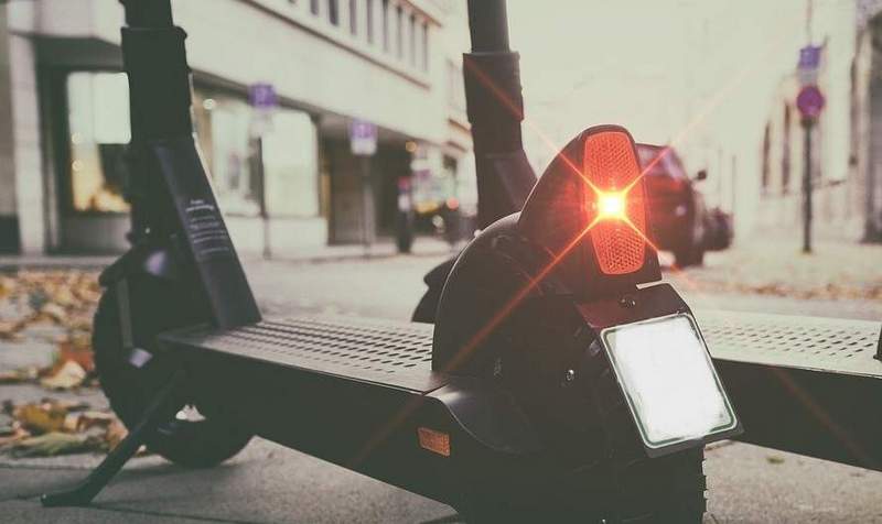 Ein E-Scooter hat in Maikammer an einem Kreisel einen Volvo geschrappt und ist geflüchtet. 