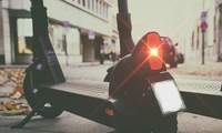 Ein E-Scooter hat in Maikammer an einem Kreisel einen Volvo geschrappt und ist geflüchtet. 