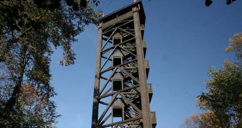 Gesperrt. Der rund 30 Meter hohe Aussichtsturm auf dem Liebfrauenberg über BZA. 