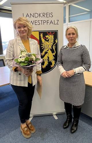 Elena Sommer erhielt für 25 Jahre Dienst in der KV SWP eine Dankesurkunde von Landrätin Susanne Ganster (re.). Foto. KV. SWP. Frei. 
