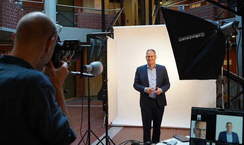 Der Landrat Dietmar Seefeldt bei einem der Foto-Shootings mit Fotograf Thomas Brenner. Foto. KV. SÜW. Frei.