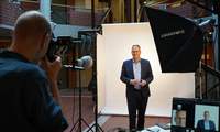 Der Landrat Dietmar Seefeldt bei einem der Foto-Shootings mit Fotograf Thomas Brenner. Foto. KV. SÜW. Frei.