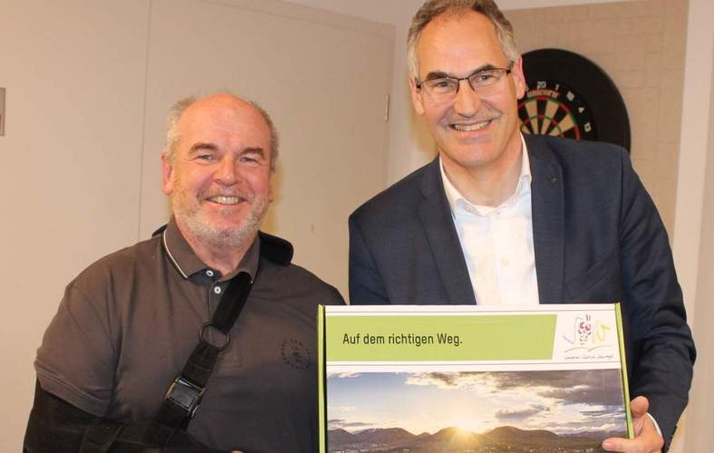 Peter Laux, neues Ehrenmitglied des Madenburgvereins (links), erhielt eine SÜW-Box von Landrat Dietmar Seefeldt. Foto. KV. SÜW. Frei. 