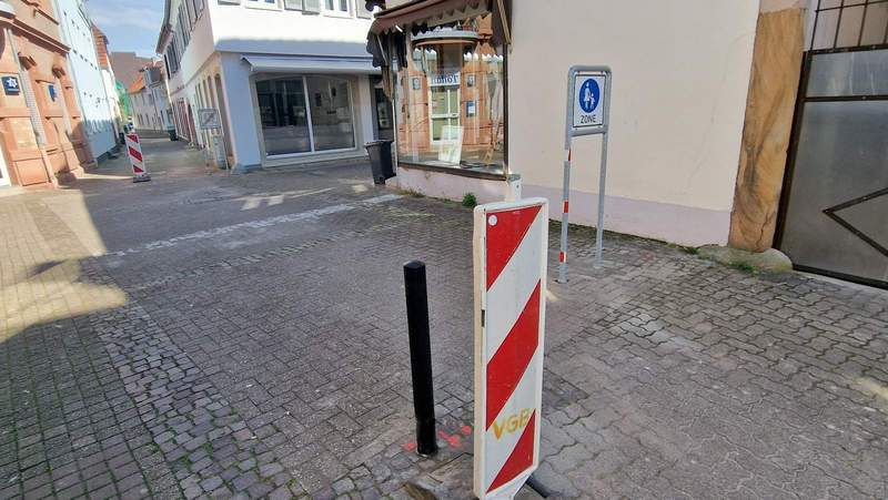 Die Kettengasse ist an der Querung zur FuZo (Marktstraße) in BZA seit Mittwochnachmittag dicht. Poller auf beiden Seiten zur FuZo hin verhindern die Durchfahrt zumindest für Pkw und Lkw. Foto. rw. 