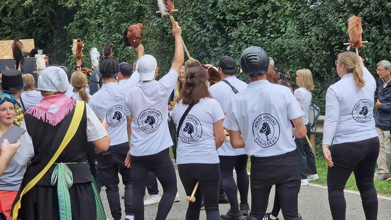 Eine Steckenpferdchen-Truppe beim Festumzug des Billigheimer Purzelmarktes hatte ihren Spaß. Foto. rw.