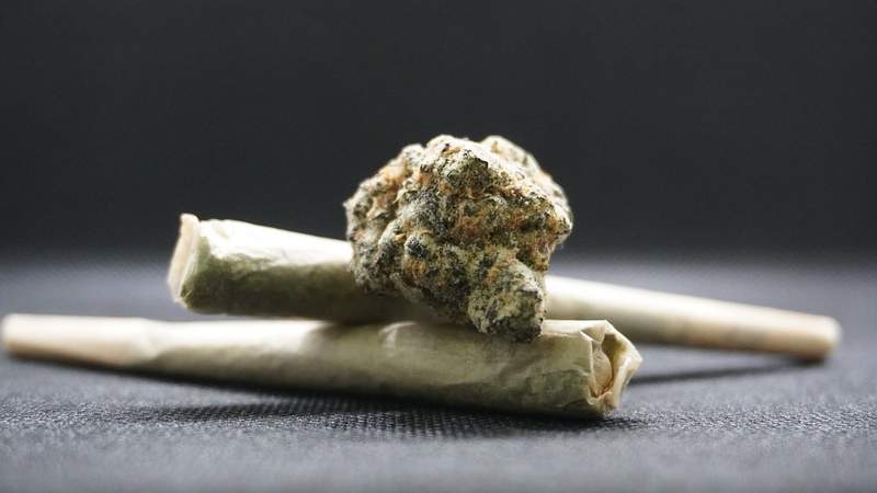 Auf dem Nachhauseweg von der Polizeidiensstelle in NW ist eine 31-jährige Frau in eine Verkehrskontrolle geraten. Sie stand unter Einfluss von Cannabis. 