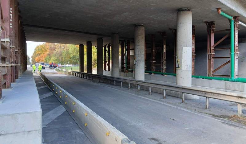 Unter der B-9-Brücke bei SP (Iggelheimer Straße) wurde entlang der Fahrbahn eine transportable Schutzeinrichtung zum Schutz der angebrachten Notstützen montiert. Foto. LBM. Boris Egem.