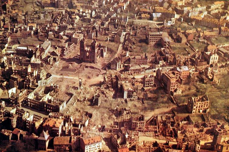 Das Luftbild vom 15. März 1945 dokumentiert das Ausmaß der Zerstörungen der PSer Innenstadt. Als Orientierung innerhalb der Aufnahme dient die ausgebombte katholische Pfarrkirche St. Pirmin. Foto. Stadtarchiv. PS. Frei.