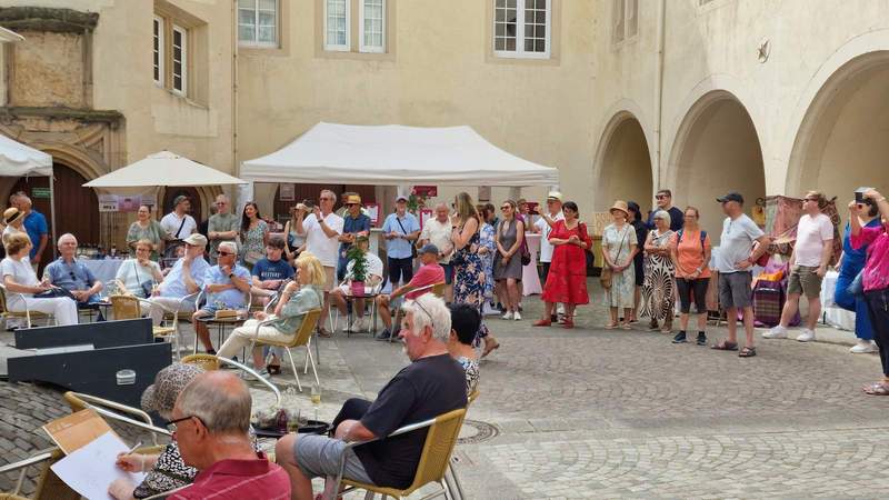 Samstag, kurz vor 11 Uhr. Für einen Samstagvormittag war heute schon etwas los im Schloss-Innenhof in BZA. Foto. rw. 