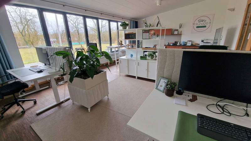 Das neue Büro 9 und 20 in der Dierbachhalle bietet 4 voll ausgestattete Coworking-Computer-Arbeitsplätze für jedermann. Zu günstigen Preisen. Foto. rw. 