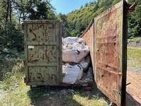 Tonnen an Glaswolle mitsamt eines Containers bei Annweiler entsorgt.