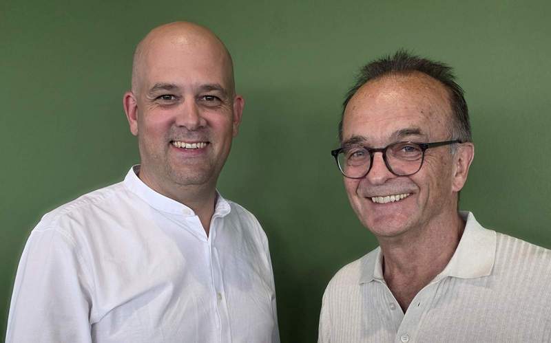 GER-Landrat Martin Brandel (li.) gratuliert seinem Vorgänger Fritz Brechtel zum Beauftragten für grenzüberschreitende Zusammenarbeit. Foto. KV. GER. Frei. 
