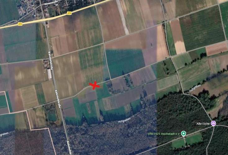 Der Fundort der entsorgten Asbestplatten zwischen der B 272 und dem Sportgelände des VfB Hochstadt. 
