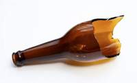 Wohl aus Eifersucht ging in LD auf einen möglichen Nebenbuhler mit einer abgebrochen Bierflasche los. 
