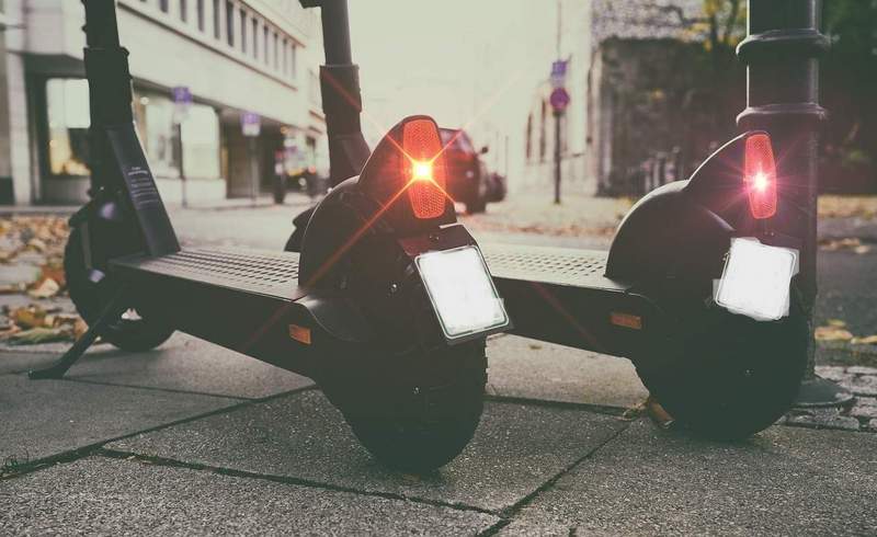 E-Scooter-Fahrer mit Problemen bei Kontrollen in LD. 