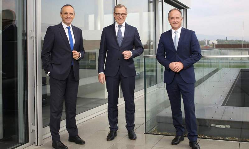 Die Vorstandsmitglieder Jürgen Büchler, Christoph Ochs (Vorsitzender) und Clifford Jordan zeigten sich sehr zufrieden mit dem Jahresergebnis 2025. Foto. VR-Bank Südpfalz. Frei. 