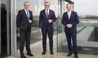 Die Vorstandsmitglieder Jürgen Büchler, Christoph Ochs (Vorsitzender) und Clifford Jordan zeigten sich sehr zufrieden mit dem Jahresergebnis 2025. Foto. VR-Bank Südpfalz. Frei. 