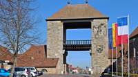 Die Mehrheit der Teilnehmer an unserer online-Umfrage, dass im Schatten des Weintors, rund 200 Meter nördlich, ein Tankhof gebaut werden soll, lehnt das Vorhaben ab. Foto. Wikimedia Commons. Frei. 