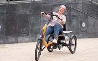 Eine ältere Frau fährt auf einem dreirädrigen Pedelec. Foto. Cargobike, Andreas Lörcher. Pressefrei.