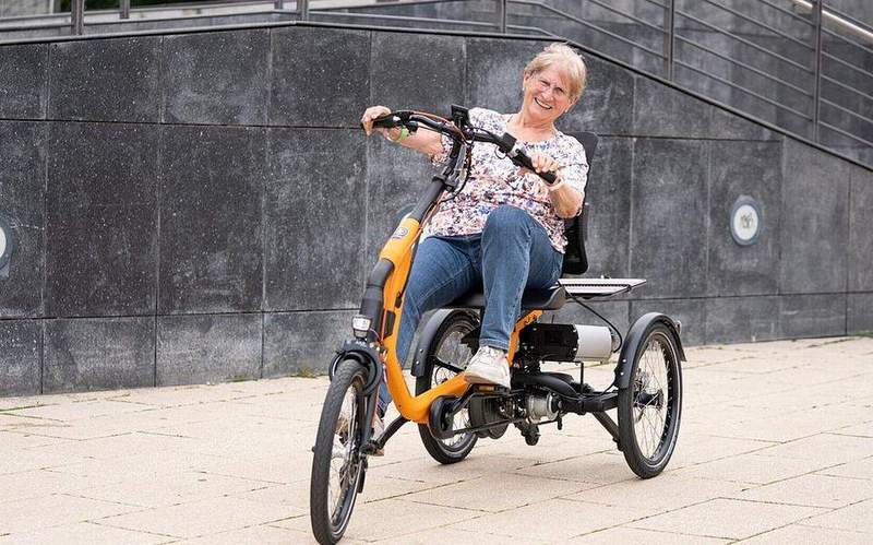 Eine ältere Frau fährt auf einem dreirädrigen Pedelec. Foto. Cargobike, Andreas Lörcher. Pressefrei.
