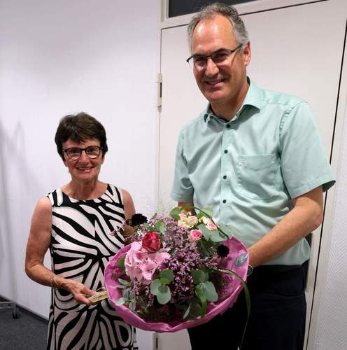 Inge Hormuth wurde von Landrat Dietmar Seefeldt in den Ruhestand verabschiedet. Foto. KV. SÜW. Frei.