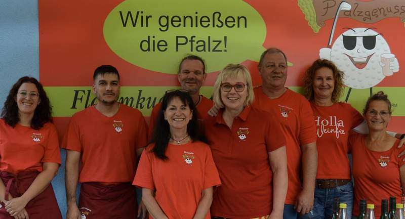 Hat sich mächtig reingehängt. Beim Benefiz-Konzert für den Schulausbau in einem Slum in Kenia. Das Pfalzgenuss-Team im Kurpark von BZA. Foto. Pfalzgenuss. Pressefrei.