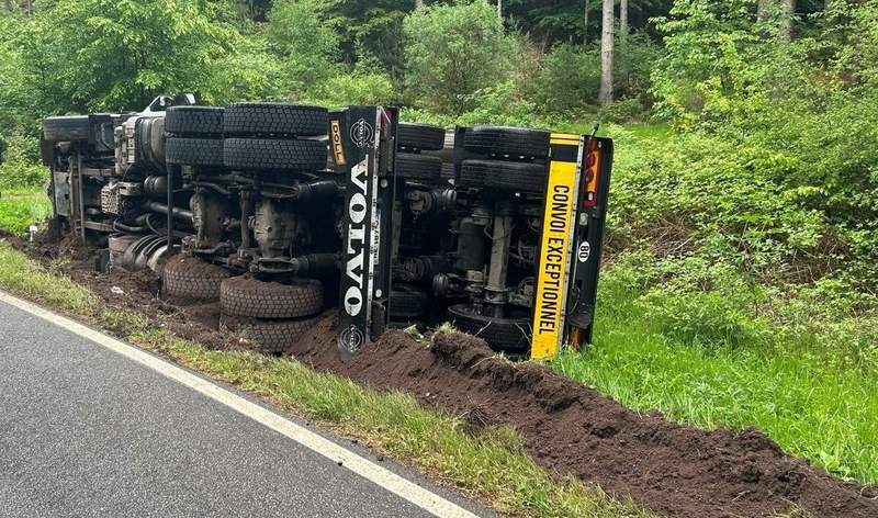 Auf der Straße zwischen Vorderweidenthal und Silz ist ein Holzlaster umgekippt. Die L 493 ist derzeit in beide Richtungen gesperrt. 