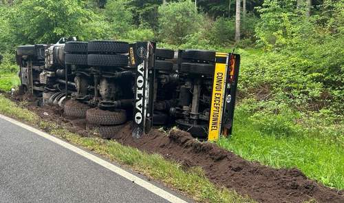 18.05.2026 - +++ Gesperrt. L 493. Lkw umgekippt. Fahrer unverletzt +++