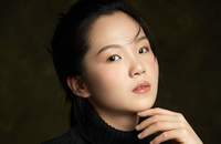Die Solistenpreisträgerin des Jahres 2025, Yinqi Wang am Klavier. Begleitet von der Staatsphilharmonie spielt sie Mozarts Klavierkonzert in A-Dur KV 488. 