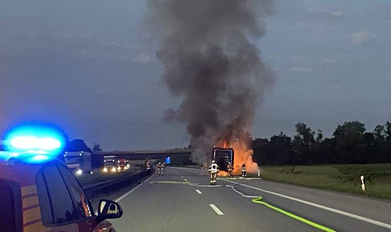 In der heutigen Mittwochfrüh hat ein Lkw-Anhänger auf der A 61 angefangen zu brennen. 