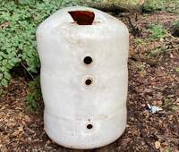 Umweltsünder haben diesen, teils gefüllten Öltank im Pfälzer Wald entsorgt. 