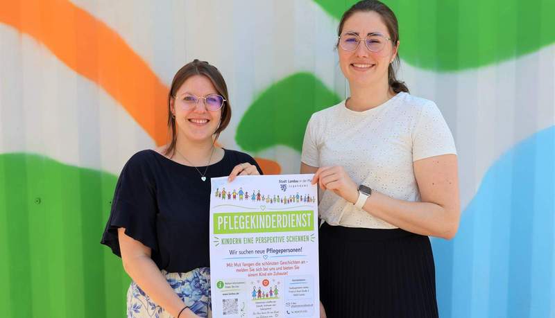 Beigeordnete Lena Dürphold (r.) und Luisa-Maria Wendel vom Pflegekinderdienst hoffen auf viele neue Pflegefamilien. Foto. Stadt. LD.Frei. 