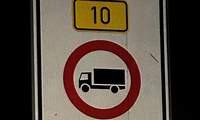 Nachtfahrverbot. Auf der B10. Ein rumänischer Lkw-Fahrer wurde bei Birkweiler erwischt. Er musste umkehren. 