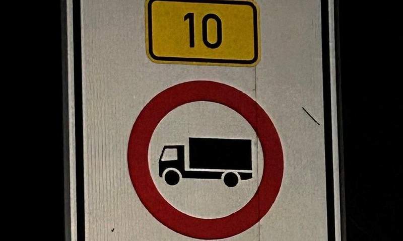 Nachtfahrverbot. Auf der B10. Ein rumänischer Lkw-Fahrer wurde bei Birkweiler erwischt. Er musste umkehren. 