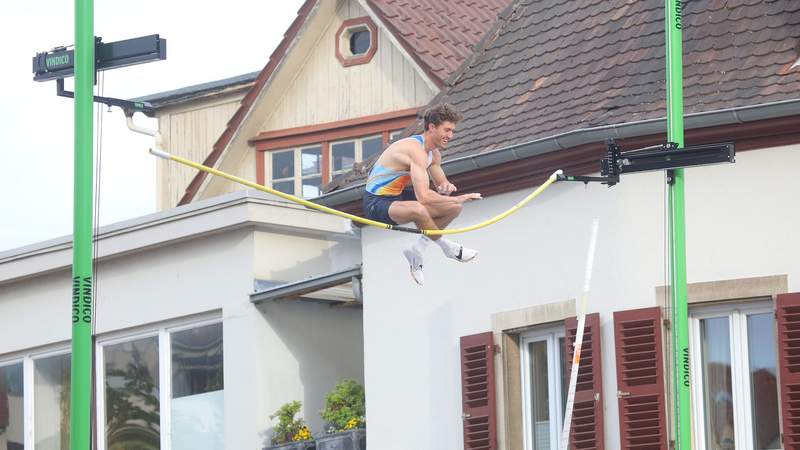 Mal luftig Platz genommen. Beim Stabhochsprung-Meeting vor dem Schloss in BZA. Daniel Keaton aus den USA. Letztlich wurde er Dritter mit 5,50 Metern Höhe. Foto. Heinz Voland. Frei.