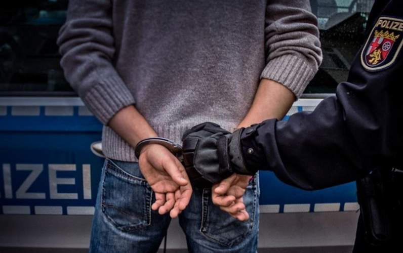 Ließ sich vor Ort am LDer Bahnhof am Montagabend nicht beruhigen. Die Polizei machte rasch kurzen Prozess und nahm den Trunkenen mit auf die Wache.