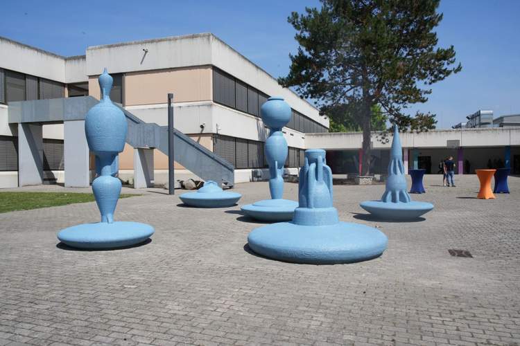 Kunst am Bau. An der IGS Rheinzabern. Die Werke stehen für die römische Vergangenheit. Amphoren in Variationen. Und das begeh- und bekletterbar. 