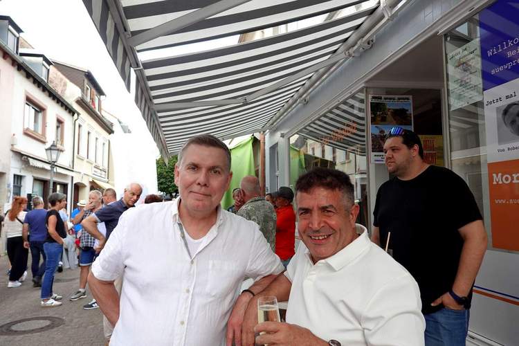 Und auch in der FuZo war viel los. Hier am Secco-Stand von suewpress.de. Das langjährige SPD-Stadtratsmitglied Ibrahim Izadi und Redakteur Robert Wilhelm. Foto. Sulamay Fillinger. 
