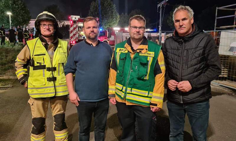 Auch SÜW-Landrat Dietmar Seefeldt (rechts), der Offenbach lebt, war zum Brandort geeilt. 