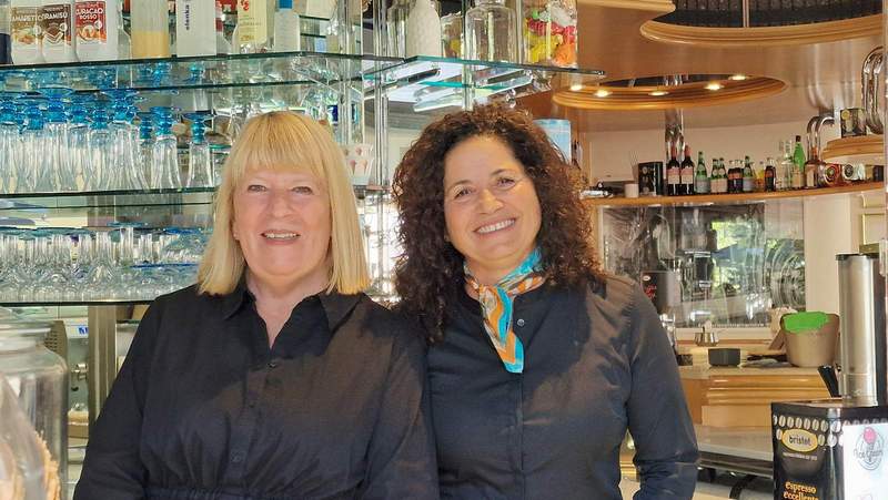Halten ihren Männern den Rücken frei und sind zumeist im Service tätig, immer mit einem Lächeln. Bernadette (links) und Maria Pola. Foto. rw. 
